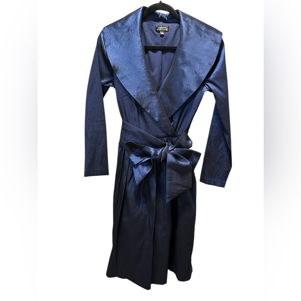 Tahari by Arthur S. Levine Elegant Blue with belt Accent dress size 8